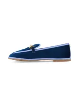 Mocasín de inspiración friulana color azul marino, confeccionado en terciopelo con ribetes en contraste celeste, herraje metálico dorado en el empeine y suela plana.