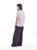 Remera blanca de manga corta con rayas horizontales finas en azul marino.