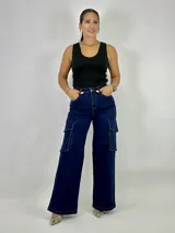 Pantalón jean azul oscuro, corte wide leg, con bolsillos cargo laterales.