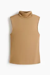 Top sin mangas de punto fino suave, con cuello alto y diseño de corte recto.