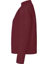 Sweater de punto color borgoña con cuello alto y logo de Calvin Klein bordado en el pecho.