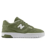 Championes urbanos New Balance modelo 550, color verde oliva con detalles en blanco. Presentan una silueta de corte bajo, confeccionados en cuero sintético con textura de gamuza, logo lateral característico y suela de caucho.