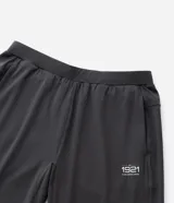 Pantalón deportivo de corte recto y ajuste cómodo, confeccionado en tejido técnico de poliéster y elastano. Presenta cintura elástica con cordón ajustable, bolsillos laterales y acabado liso con diseño funcional.