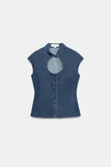 Top entallado de efecto denim, con cuello subido, manga corta, cierre frontal con botones y una llamativa abertura circular en el pecho.