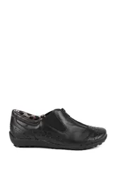 Zapato deportivo de cuero negro, con cierre frontal, detalles perforados, bandas elásticas laterales y suela plana.