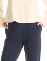 Pantalón tipo jogger de corte recto, color azul marino, con cintura elástica y bolsillos laterales.