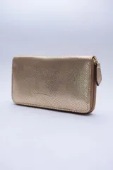 Billetera rectangular con cierre perimetral, confeccionada en cuero con textura de reptil. Cuenta con múltiples compartimentos internos para tarjetas, documentos y billetes, además de un bolsillo interior con cierre para monedas.