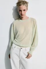 Jersey de punto extrafino de lana, color verde menta, con cuello redondo y manga larga de corte holgado.