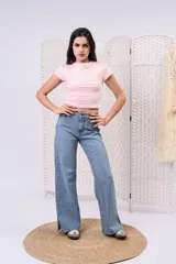 Remera básica de algodón suave y elastizado color amarillo, de corte entallado tipo baby tee, con cuello redondo a la base y mangas cortas.