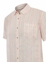 Camisa de manga corta confeccionada en lino orgánico, con estampado de rayas verticales finas en tonos rojizos y beige. Presenta cuello clásico, cierre frontal con botones y un bolsillo en el pecho.