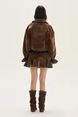 Campera de denim con acabado aterciopelado, de calce amplio y diseño moderno con mangas anchas y puños elásticos.