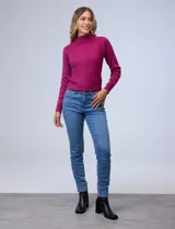 Pantalón de jean elastizado, corte skinny, tiro medio, largo regular. Color azul con pretina con pasadores, cierre y botón metálico. Tres bolsillos delanteros y dos traseros.