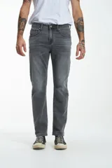 Pantalón de jean gris de corte recto.