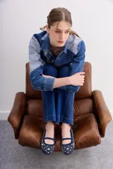 Balerina sin taco de gamuza azul marino con tira de terciopelo y bordados de pedrería en tonos plateados, dorados y naranjas.