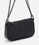 Cartera bandolera pequeña de Satinato, confeccionada en poliuretano negro con textura grabada. Presenta un diseño compacto, cierre superior con cremallera y correa larga de cadena metálica negra.