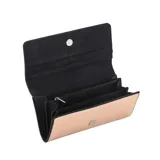 Billetera tipo sobre color rojo con textura granulada y cierre con broche imantado.