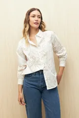 Camisa de manga larga azul marino con estampado floral blanco, de corte clásico y botones frontales.