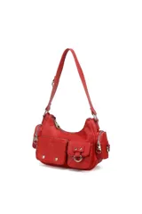 Cartera tipo baguette de color rojo, con múltiples bolsillos frontales, herrajes metálicos plateados y correa ajustable.