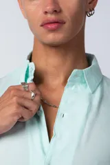 Camisa de manga corta con cuello cubano, confeccionada en fibrana premium. Presenta un corte oversize y cierre frontal con botones al tono.