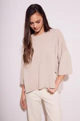 Sweater color beige de tejido de punto, con cuello redondo y mangas 3/4 con volados.