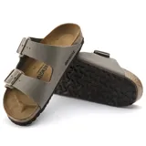 Sandalias Birkenstock modelo Arizona color gris, de dos tiras con hebillas metálicas ajustables, plantilla anatómica de corcho y suela de goma.
