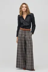 Camisa negra de popelina de algodón con cuello camisero clásico, hombros abullonados, mangas largas y botones de nácar.