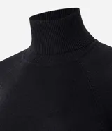 Blusa de punto color verde, con cuello alto y manga larga. Diseño básico y ajustado al cuerpo.