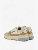 Zapatillas urbanas Autry modelo CLC Low, con capellada de cuero color crema y detalles en marrón y plateado. Inspiradas en el calzado de baloncesto retro, con suela gruesa y logo de la marca en el lateral.