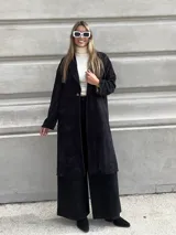 Tapado largo color beige de corderoy con forro animal print, de corte amplio.