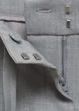 Pantalón de vestir estilo jogger con tiro medio, bolsillos laterales y cierre oculto. Presenta un diseño largo de corte recto y forro interior.