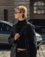 Aros tipo argollas de diseño artesanal con acabado texturizado y forma irregular. Fabricados en bronce y alpaca, con pernos y cierres de plata 925.