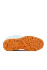 Championes deportivos Pony M-100-Low II, color blanco con suela de goma marrón, diseño de caña baja y cordones al tono.