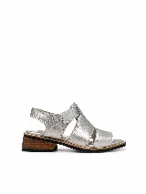 Sandalias de cuero natural metalizado color plateado, con tiras anchas, taco bajo de madera y tira con velcro para ajuste en el talón.