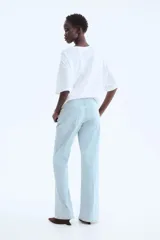 Jean de tiro alto y cinco bolsillos, confeccionado en denim con leve stretch, de corte ajustado en la cadera y diseño acampanado.
