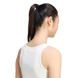 Top deportivo Adidas de canalé color blanco, con cuello redondo, diseño sin mangas y corte corto, con el logo sutil de la marca en el pecho.