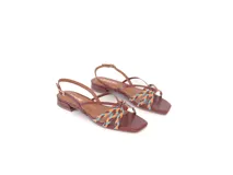 Sandalia de cuero color caramelo con tiras finas y detalle frontal trenzado en colores turquesa, naranja y marrón. Pulsera ajustable con hebilla metálica y base plana con taco bajo geométrico.