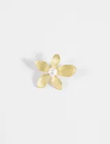 Prendedor metálico en forma de flor con pétalos texturizados en tono dorado y una perla central.