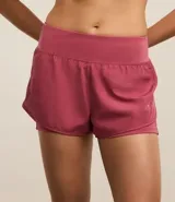 Bermuda deportiva tipo runner, color verde menta, confeccionada en microfibra con cintura elástica. Tiene un corte holgado y bajo redondeado.