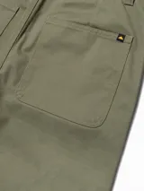 Pantalón cargo de twill color verde militar, de corte recto y holgado, con múltiples bolsillos utilitarios y trabillas para cinturón.