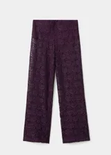 Pantalón de encaje color bordó, de tiro medio, diseño recto con botamanga acampanada y cintura con goma elástica.