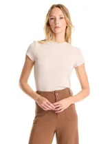 Remera de modal acanalado con escote a la base y manga corta, de calce ajustado.