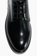 Zapatos Derby negros de cuero con cordones abiertos, forro de lona y suela con diseño. Taco de 2,9 cm.