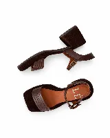 Sandalias de taco cuadrado y puntera cuadrada, con tiras delanteras múltiples y tira ajustable al tobillo con hebilla metálica.