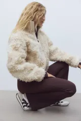 Leggings deportivas acampanadas de tiro alto con cintura ancha y costuras planas. Confeccionadas en tejido funcional con interior cepillado suave.