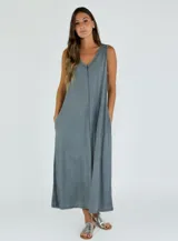 Vestido midi sin mangas de corte holgado, con escote en V y costura central visible. Cuenta con bolsillos laterales y un diseño minimalista.