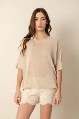 Sweater de manga corta color beige, con escote en V.