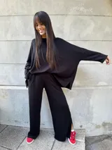 Pantalón de lanilla negro con lurex, corte palazzo y cintura alta con elástico.