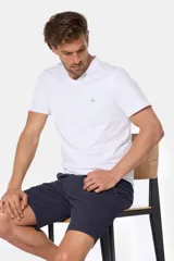 Bermuda color beige con cintura elastizada, bolsillos laterales y traseros.