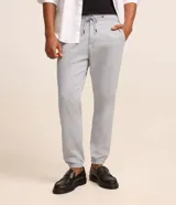 Pantalón jogger marrón liso con ajuste en la cintura.