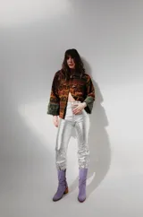 Pantalón de cuero sintético color celeste con acabado metalizado.